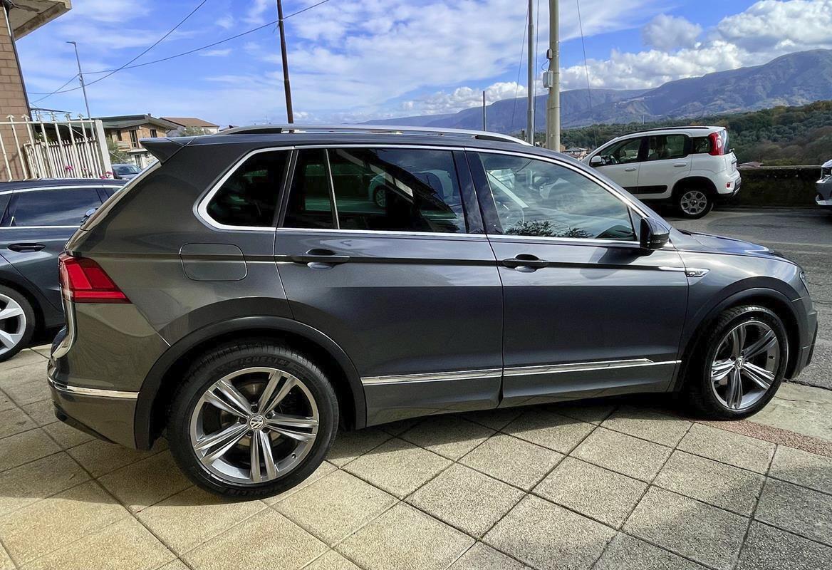 Volkswagen Tiguan 1.6 TDI R Line Sport "Cerchi 19 - Fari Full Led Stop a Quadro digitale"