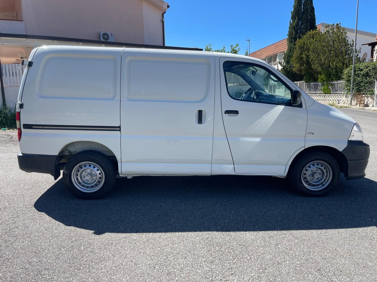 Toyota Hiace 2.5 D-4D Van 3 posti