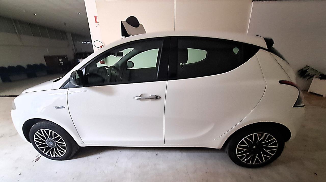 Lancia Ypsilon 1.0 FireFly 5 porte S&S Hybrid Platino - 1068