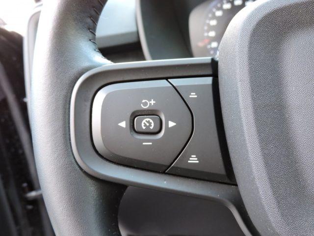 VOLVO XC40 T2 MOMENTUM CORE AUTOMATICA