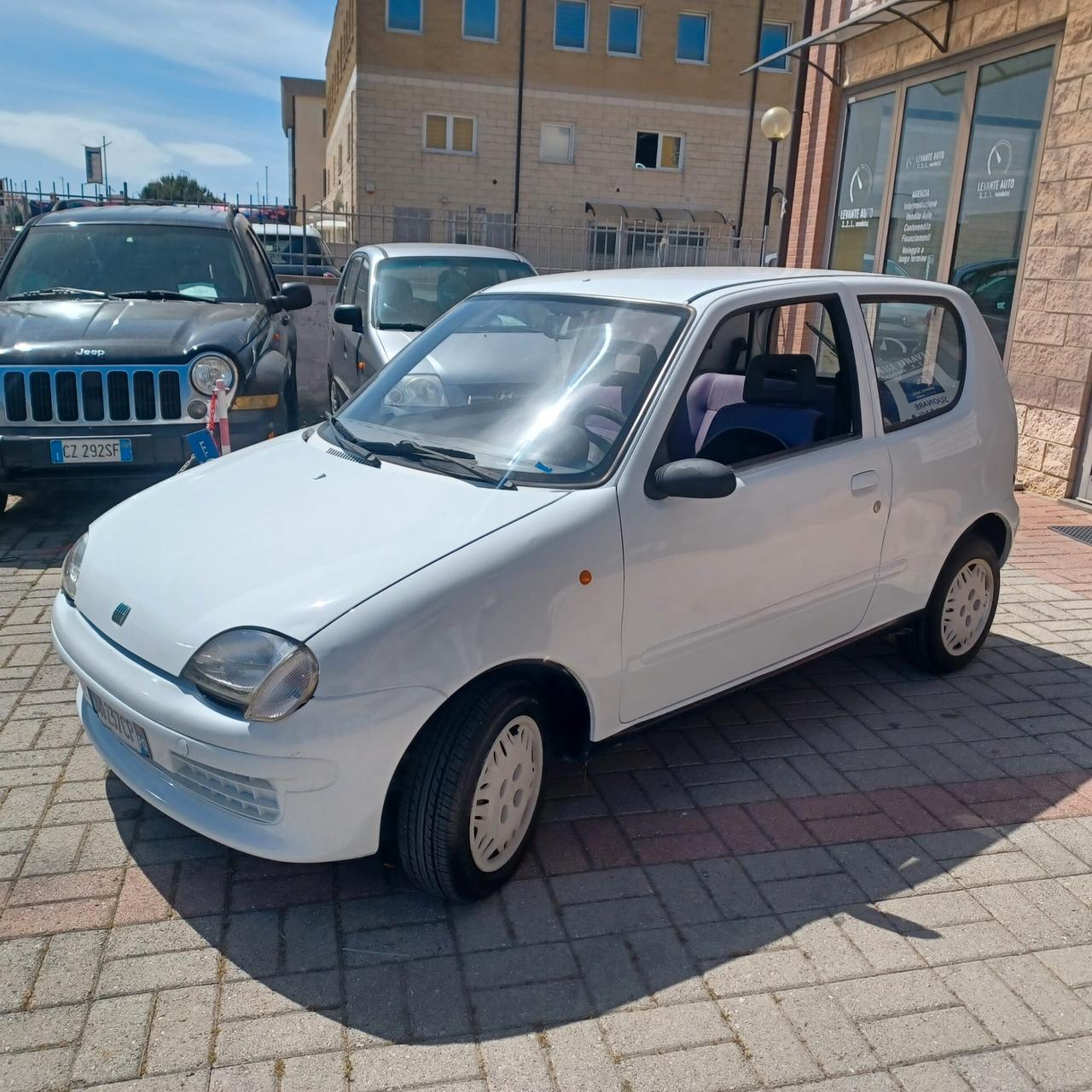 FIAT 600 BEN CONSERVATA TUTTO FUNZIONANTE