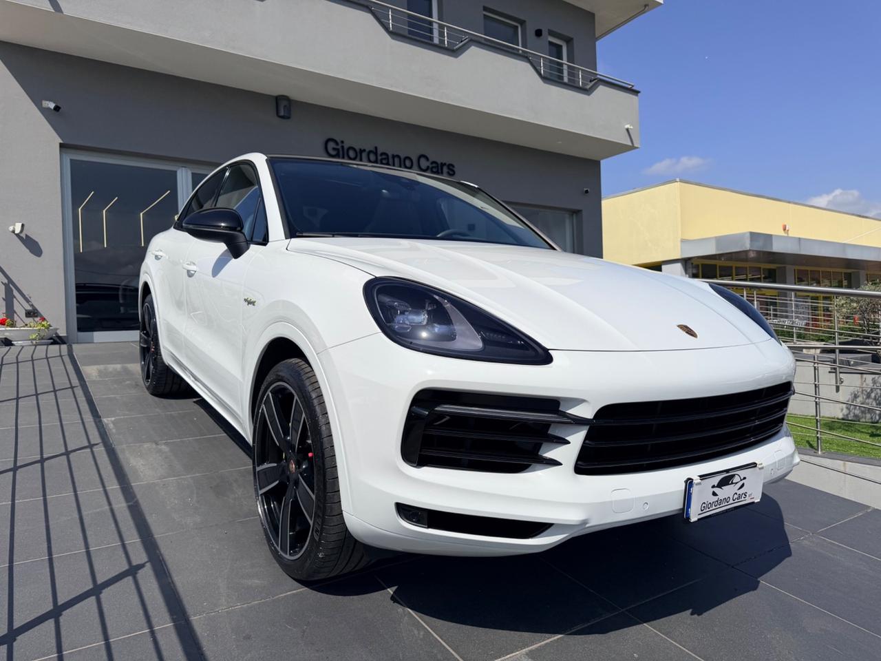 Porsche Cayenne Coupé 3.0 V6 E-Hybrid white edition