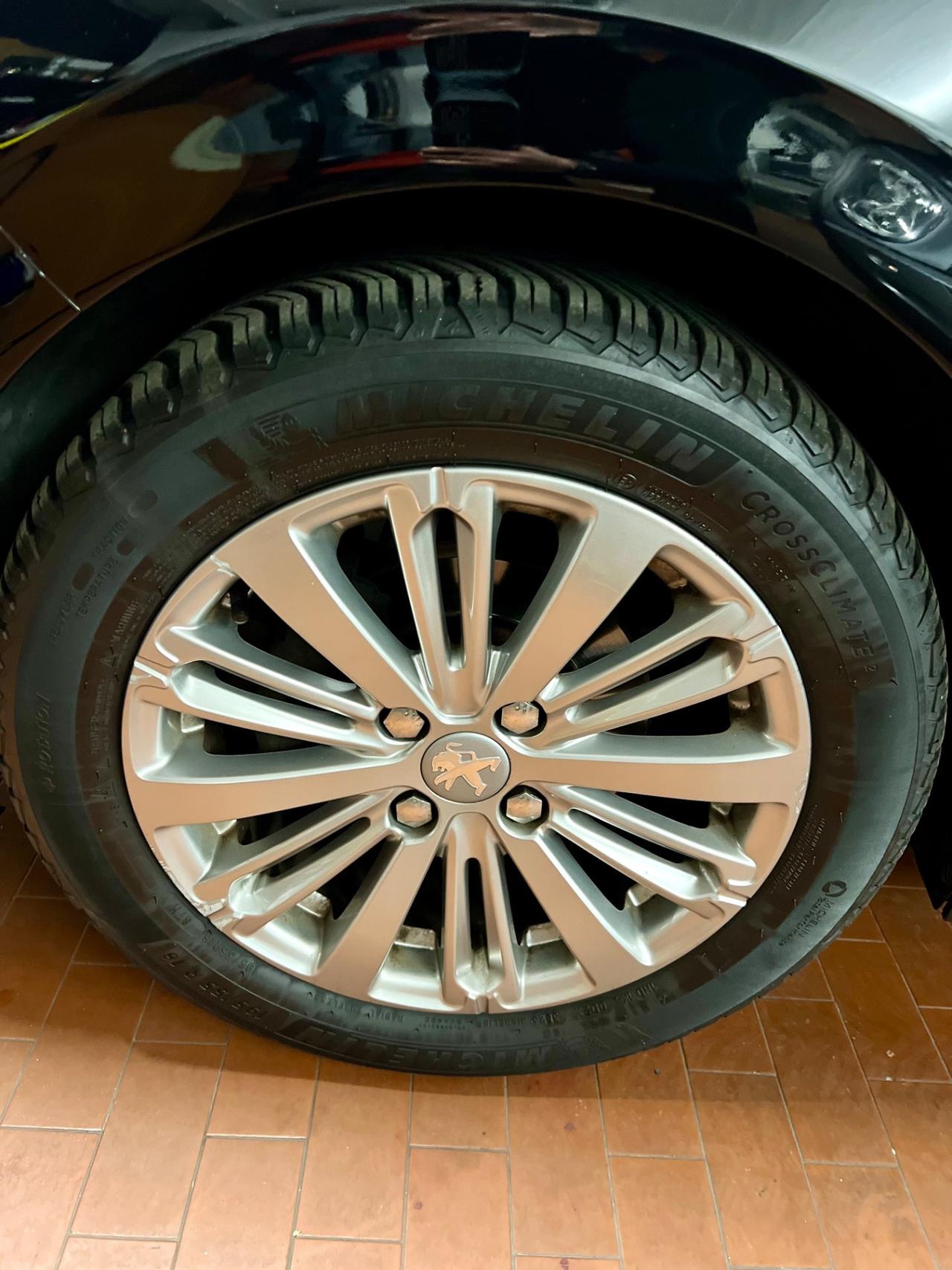 Peugeot 208 1.2 benzina/GPL €6 OK NEOPATENTATI unico proprietario!!!