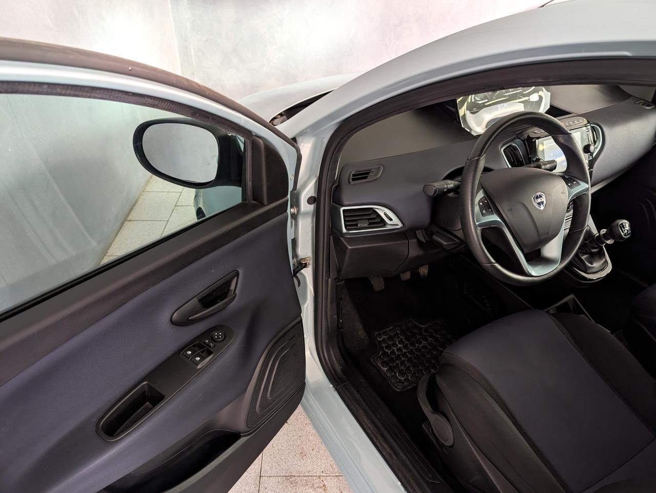 Lancia Ypsilon 1.0 Hybrid 70cv Platino