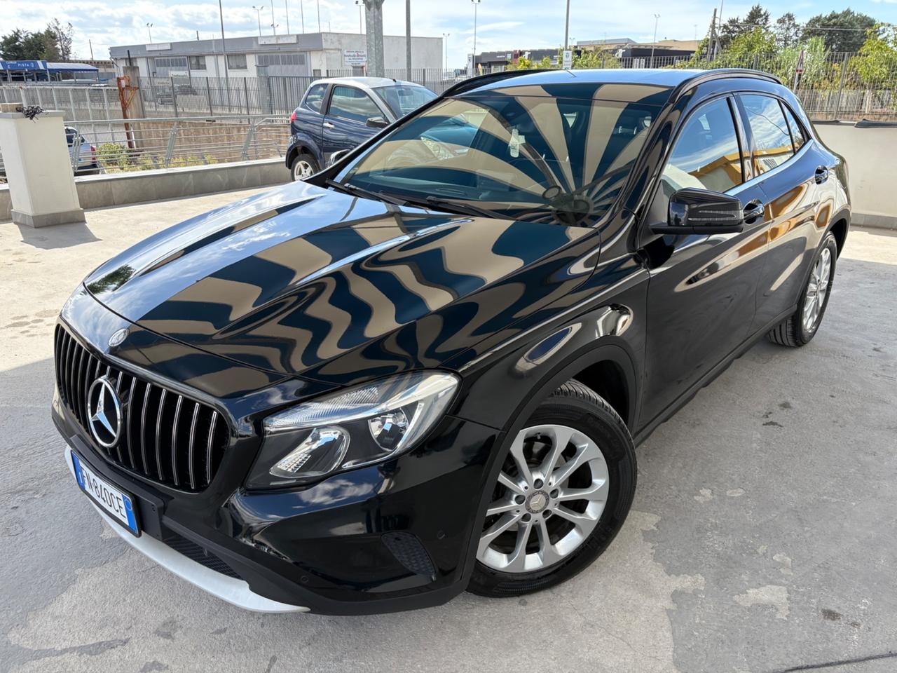 Mercedes-benz GLA 180 d Premium PARI AL NUOVO!