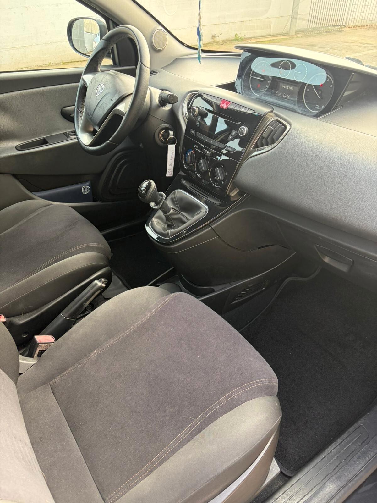 Lancia Ypsilon 0.9 TwinAir 85 CV 5 porte Metano Ecochic Silver