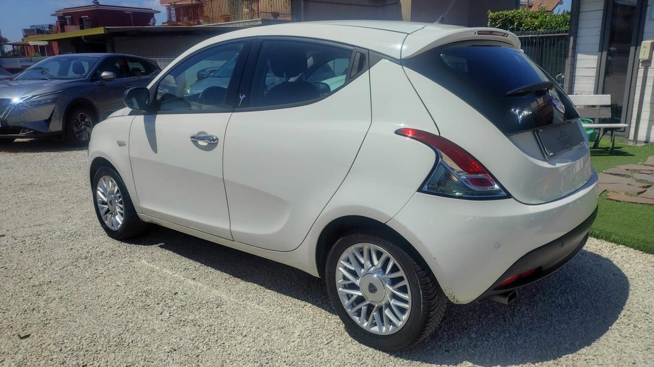 Lancia Ypsilon 1.2 69 CV 5 porte GPL Ecochic Silver