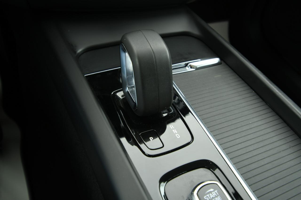 VOLVO XC60 2.0 b4 Momentum awd auto CAMERA+APP CONNECT+FULL LED