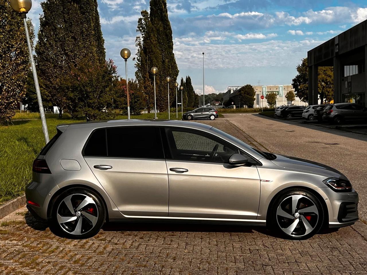Volkswagen Golf GTI Performance 2.0 TSI 230CV