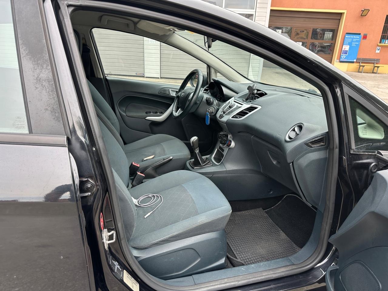 Ford Fiesta 1.4 16V 5p. Bz.- GPL Titanium Bs.