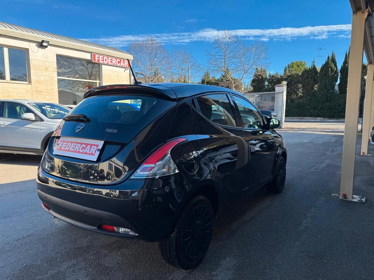 Lancia Ypsilon 1.0 FireFly 5 porte S&S Hybrid Ecochic Silver