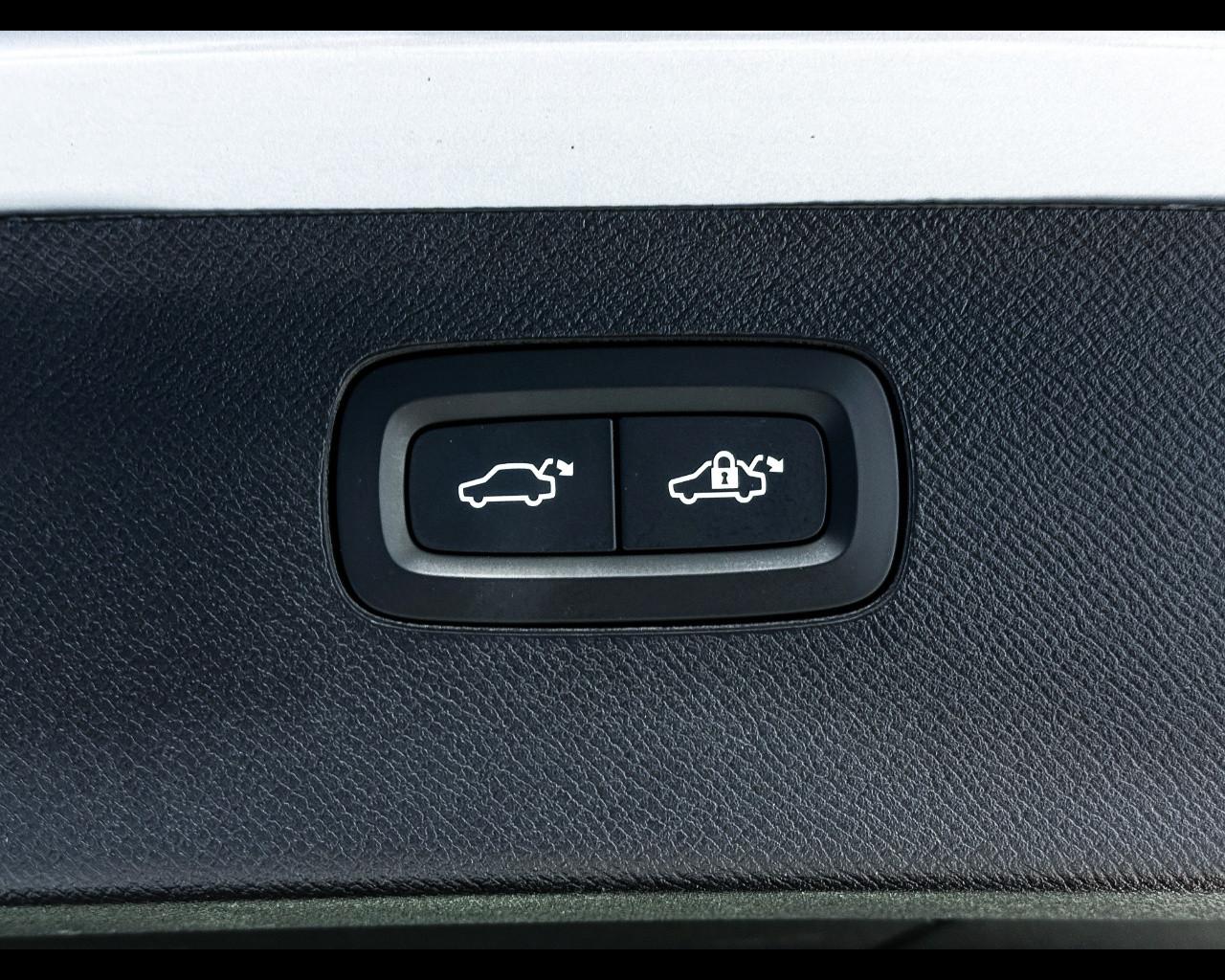 VOLVO XC90 B5 AWD automatico 7 posti Plus Bright