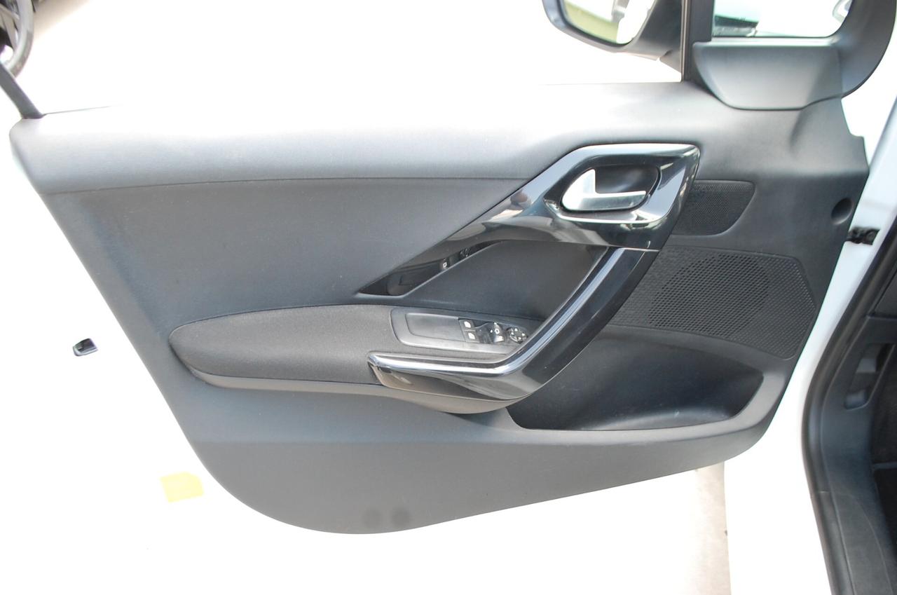 Peugeot 208 5p 1.2 puretech Active gpl 82CV Uff Italy USB