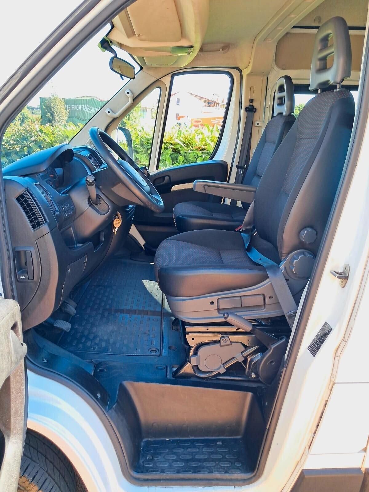 Peugeot Boxer 9 posti con pedana per trasporto 2 carrozzine EURO6