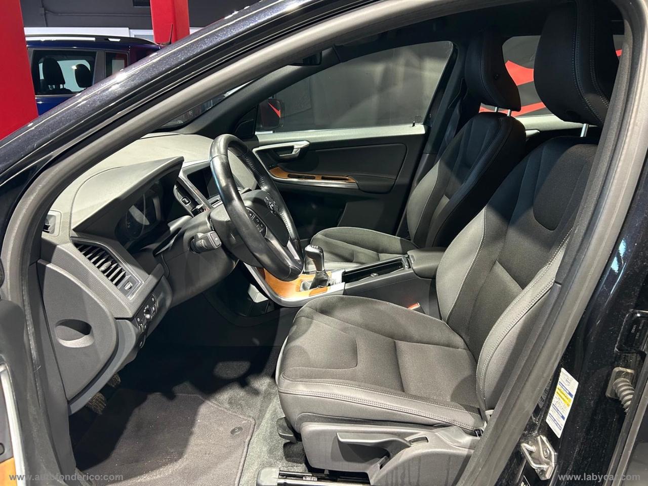 VOLVO XC60 D4 R-design Momentum