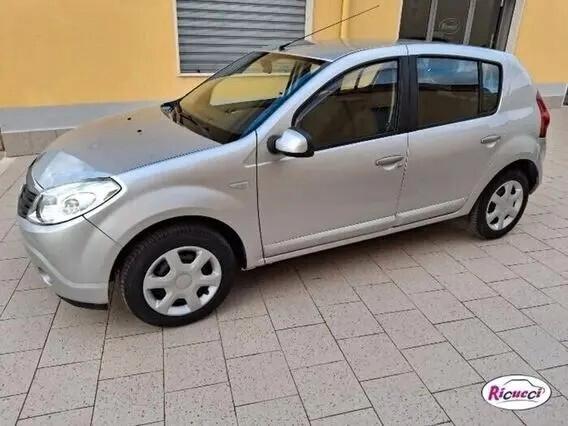 Dacia Sandero 1.4 8V perfetta x neopatentati pochi km certifiicati £2990