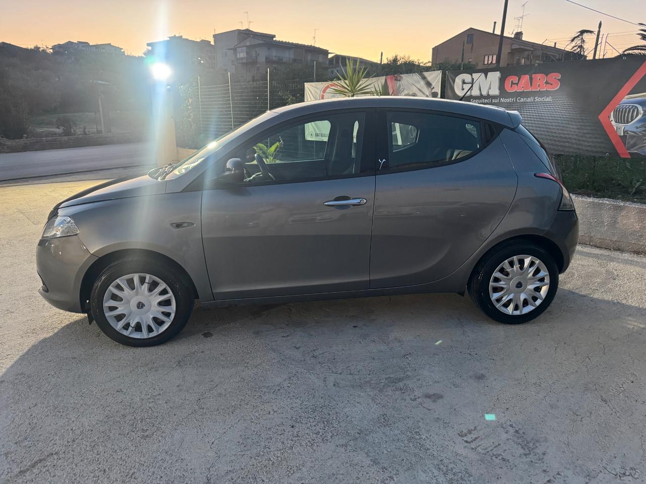 Lancia Ypsilon 1.3 MJT 75 CV Unyca