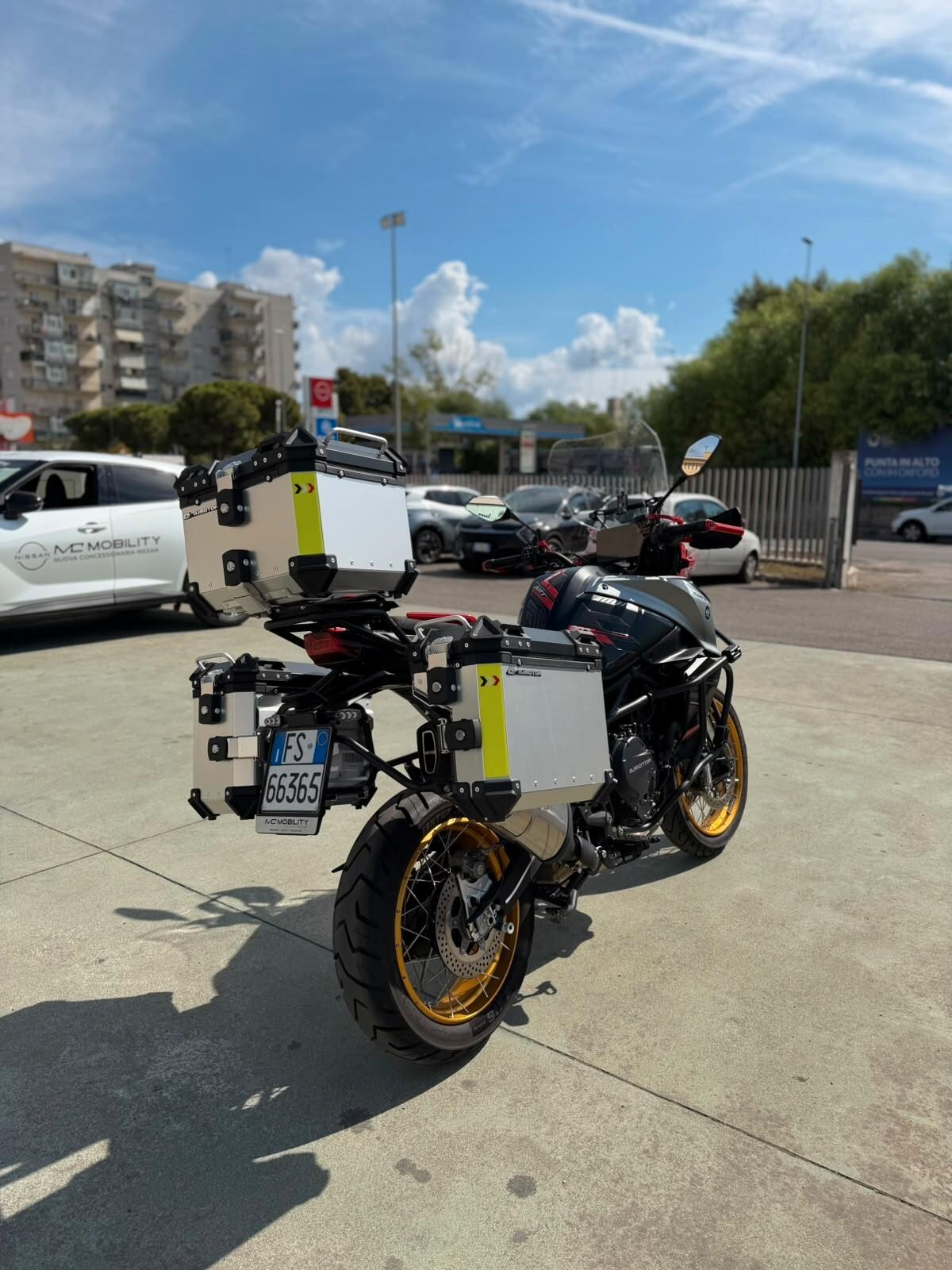 QJ MOTOR SRT 900 SX – 3.300 KM – TRIS VALIGIE