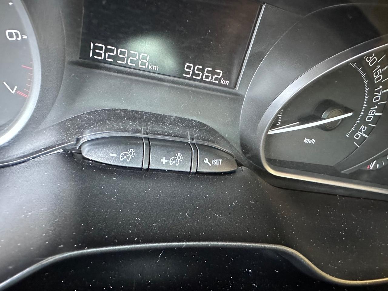 Peugeot 208 1.2benz. Allure