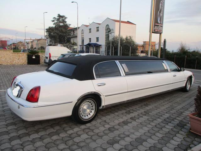 LINCOLN Town Car Limousine