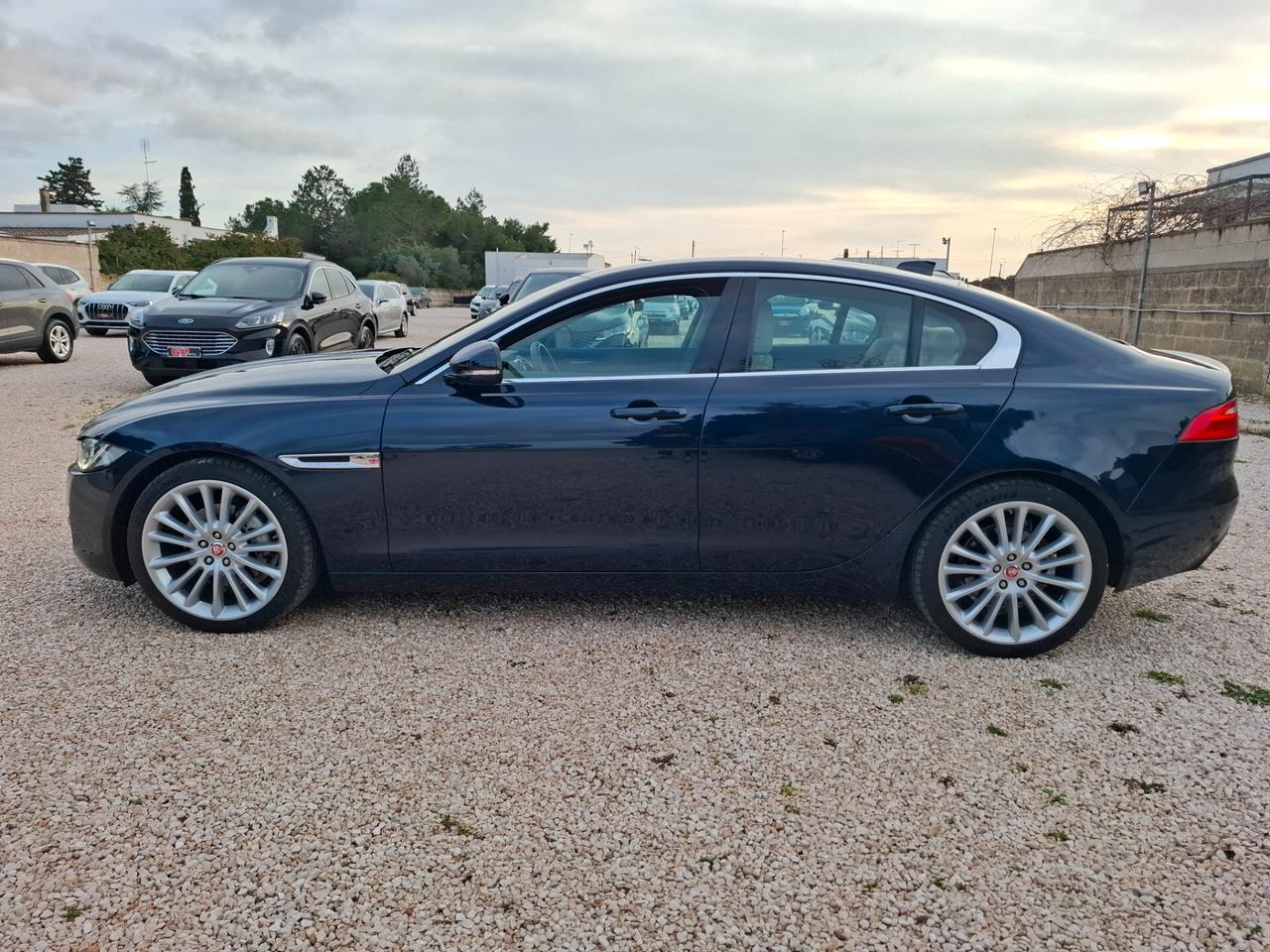 Jaguar XE 2.0 D 180cv *SOLO 23.000 KM*