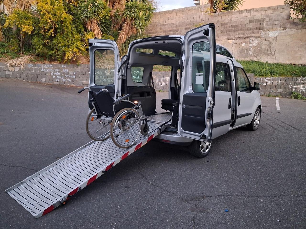 Fiat Doblo Con rampa manuale trasporto disabili in carrozzina