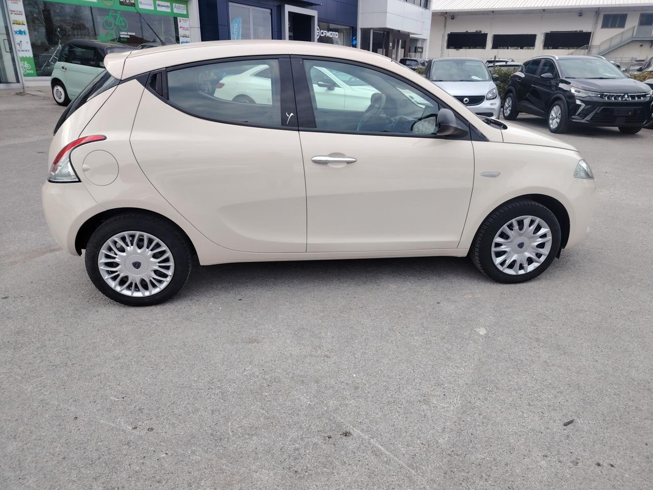 Lancia Ypsilon 1.2 69 CV 5 porte Platinum - NEOPATENTATO