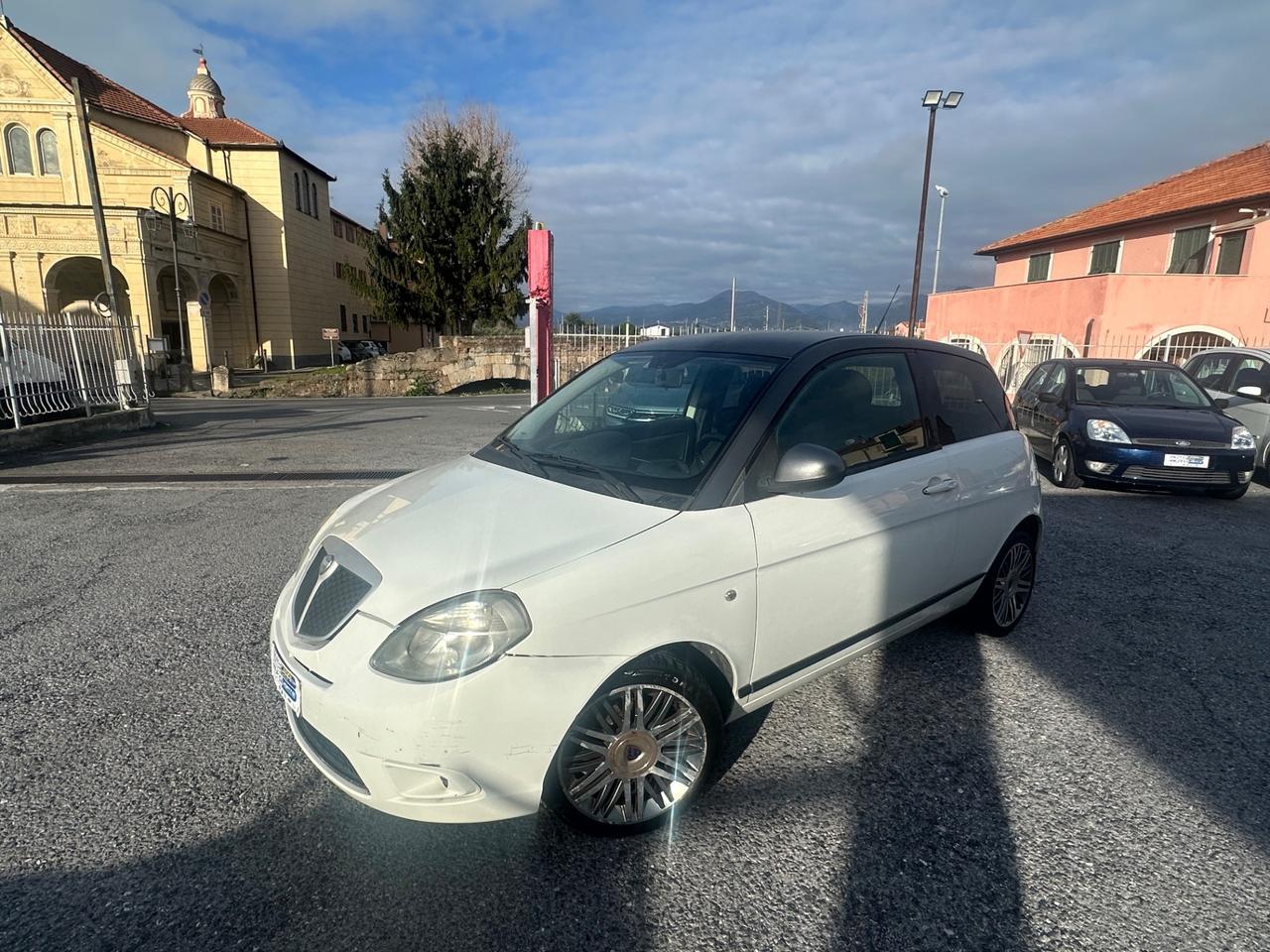 Lancia Ypsilon 1.4 16V Platino