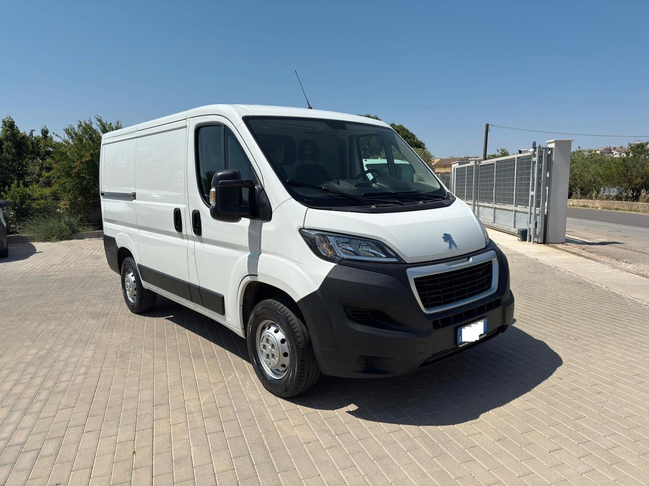 Peugeot Boxer 330 2.0 BLUEHDI 130 cv AUTOCARRO