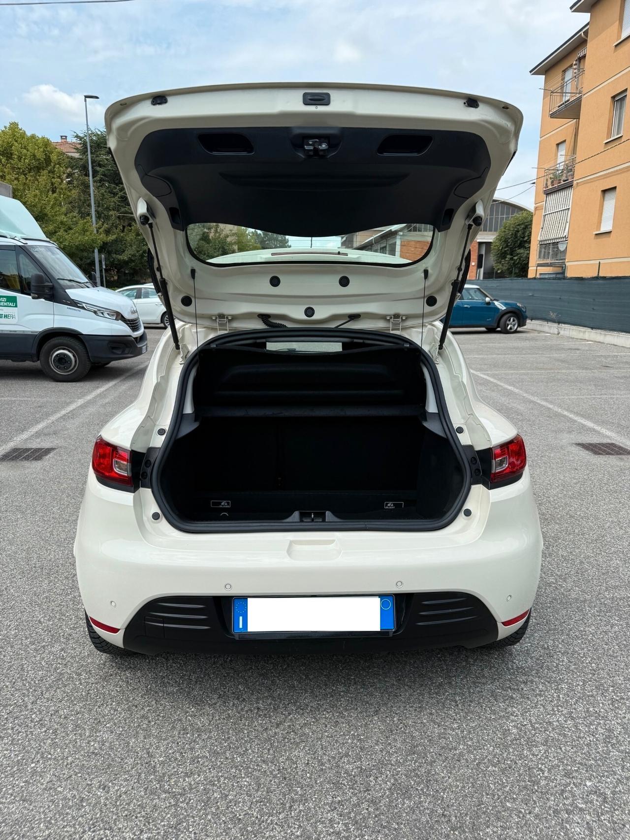 Renault Clio 1.5 dci - NEOP. - NAV. - 12 MESI DI GAR. -