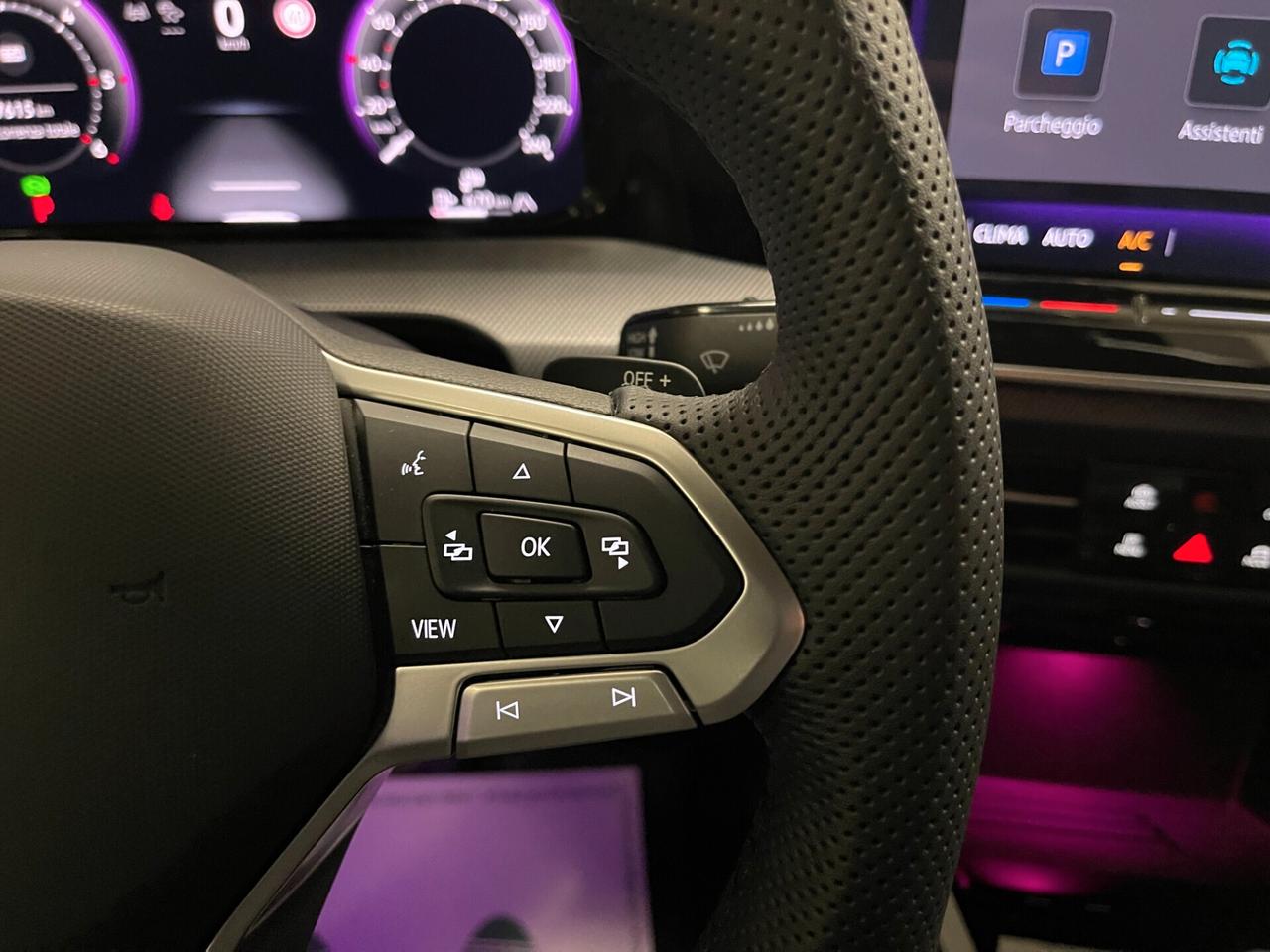 Nuova Volkswagen Golf 8.5 R-Line 2.0 TDI 150cv DSG