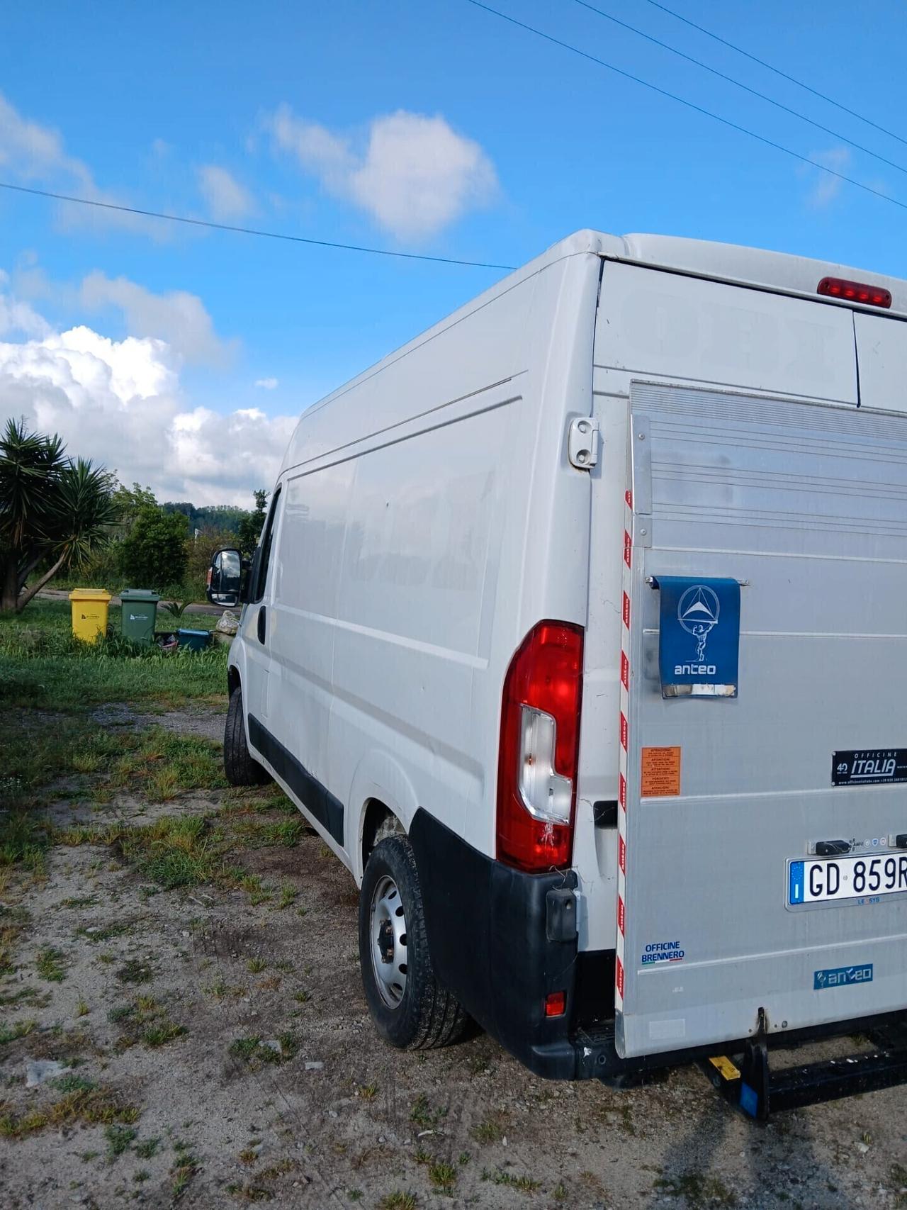 Fiat Ducato 35 2,3 MJT con pedana di carico