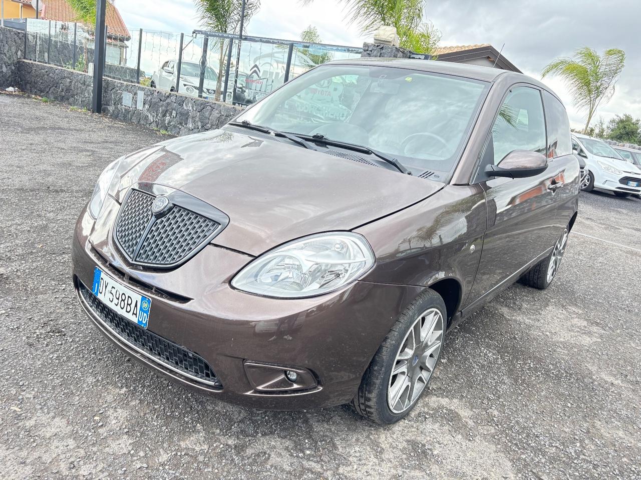 Lancia Ypsilon 1.3 MJT 75 CV Versus
