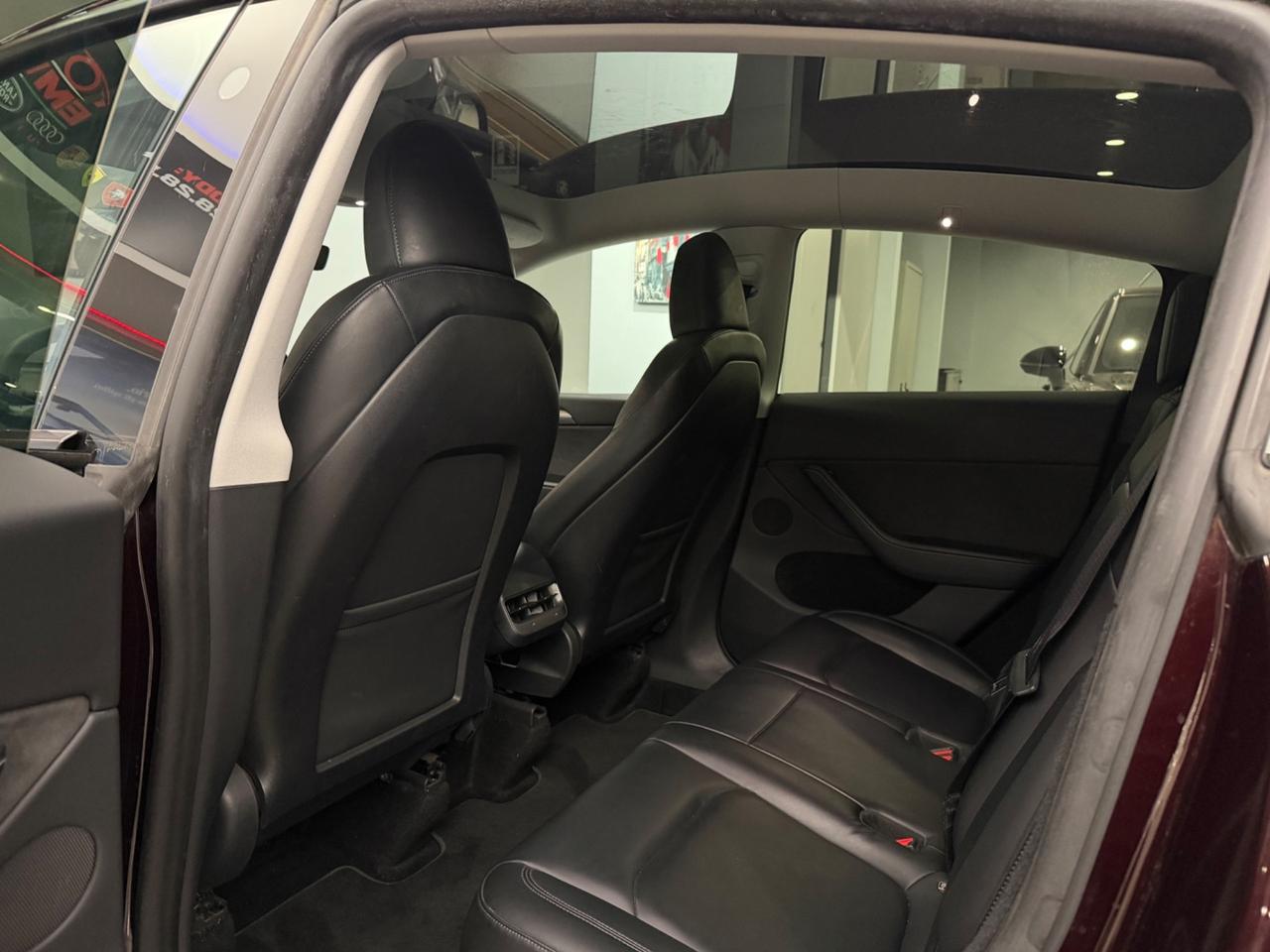 Tesla Model Y AWD Performance Iva esposto