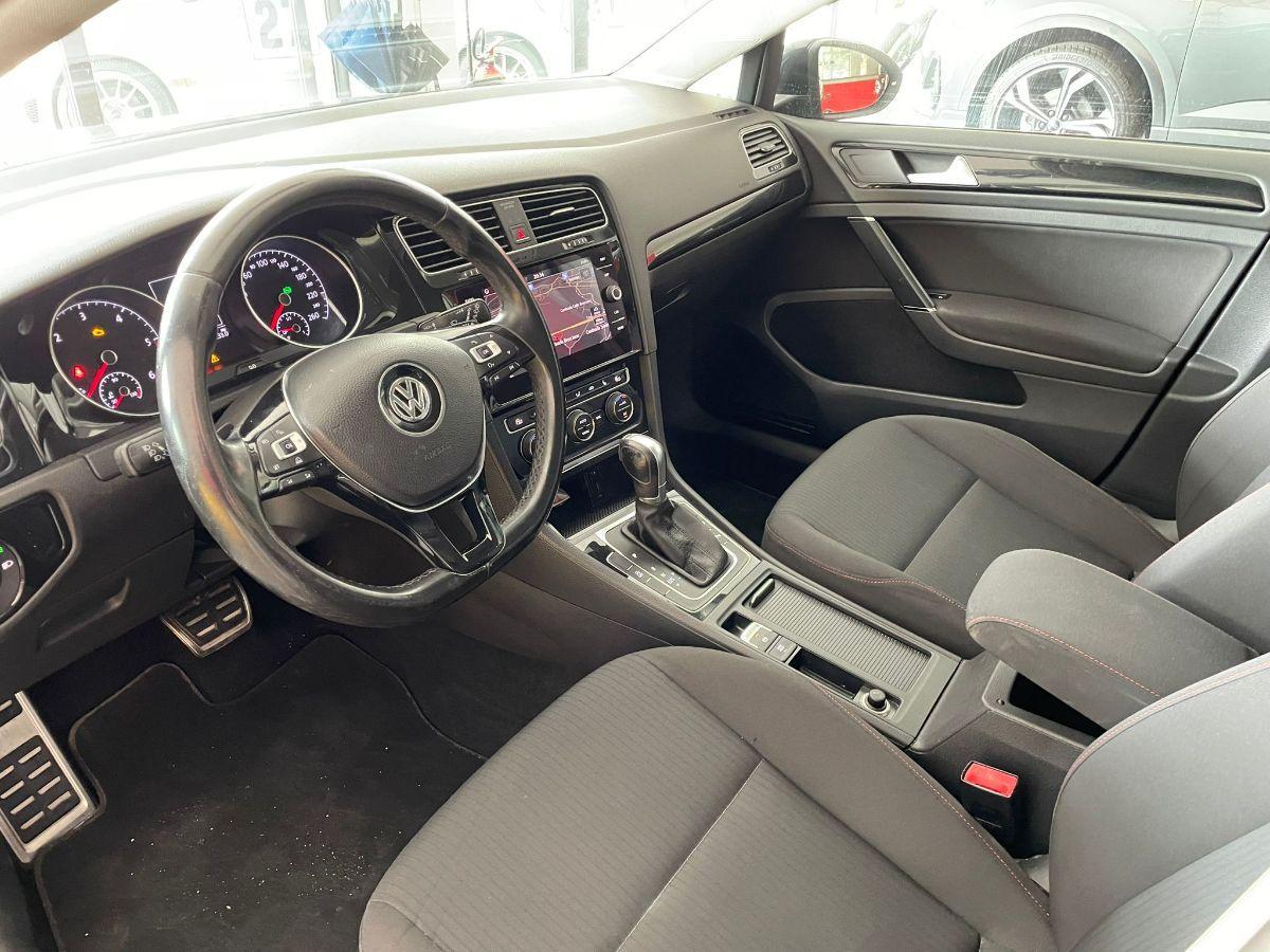 VOLKSWAGEN - Golf