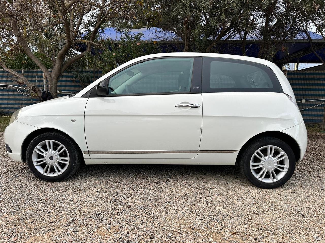 Lancia Ypsilon 1.3 MJT 75 CV Unyca