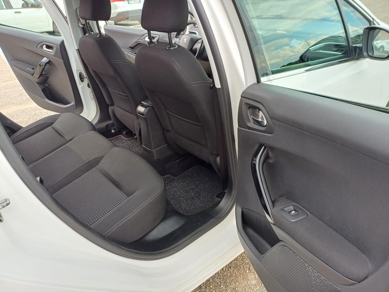 Peugeot 208 PureTech 82 5 porte Allure