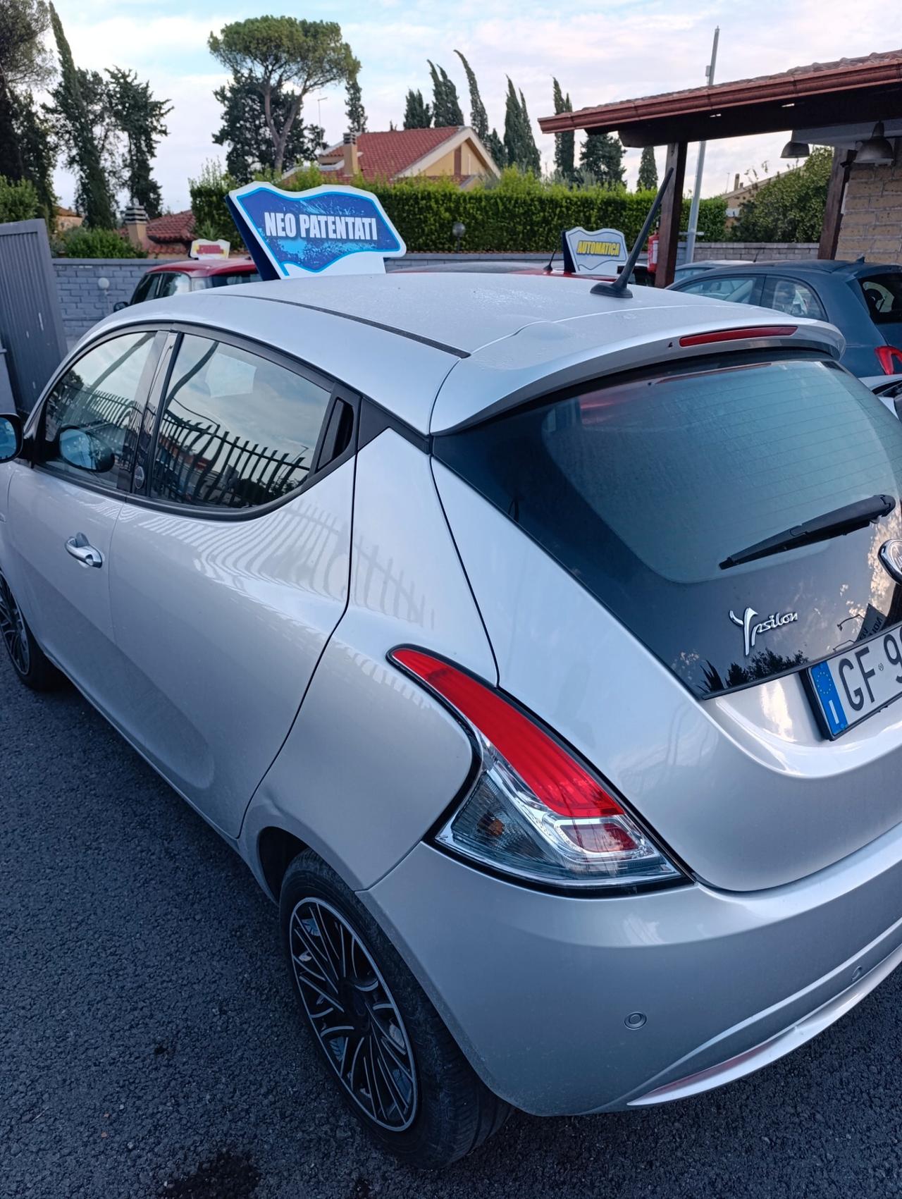 Lancia Ypsilon 1.0 FireFly 5 porte S&S Hybrid Ecochic Silver