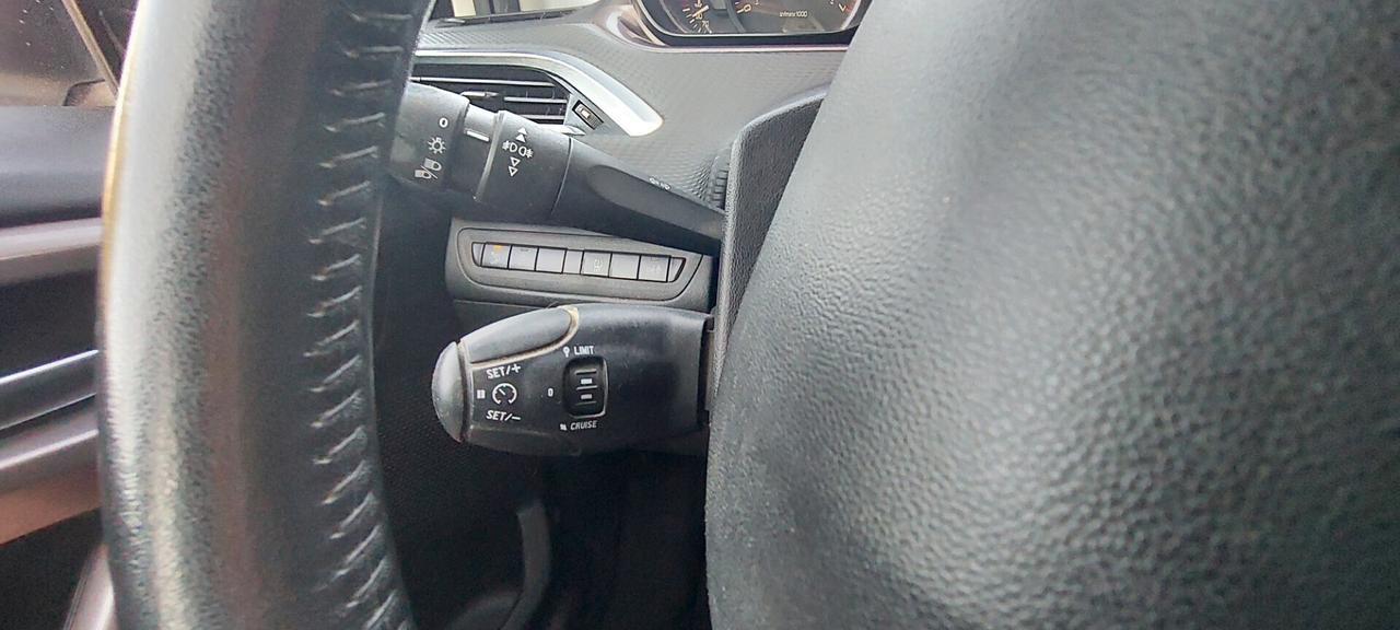 PEUGEOT 2008 1,2 BENZINA GIUDABILE DA NEOPATENTATI TELEFONO NAVIGATORE IMPECCABILE
