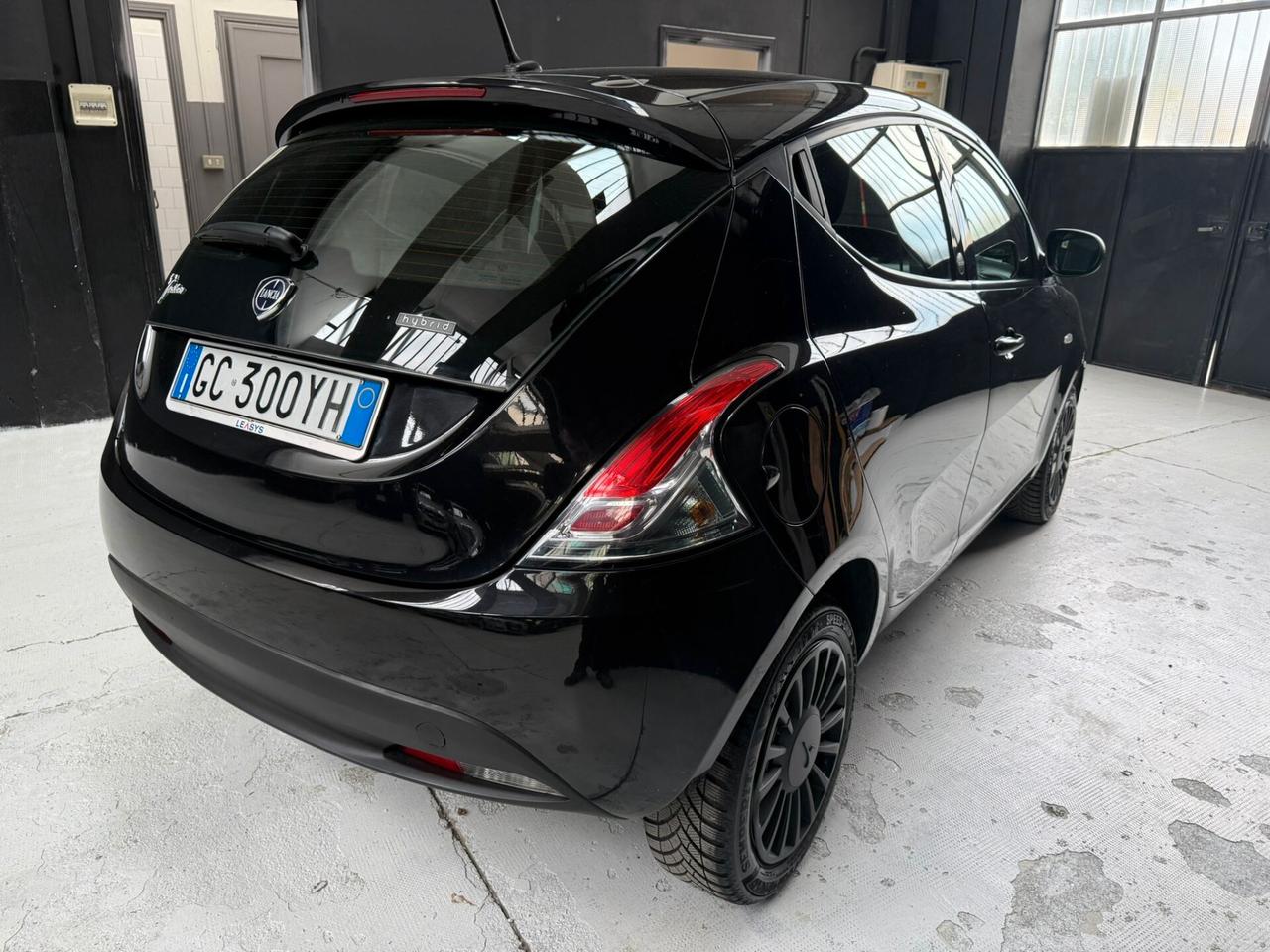 Lancia Ypsilon 1.0 FireFly 5 porte S&S Hybrid Ecochic Silver