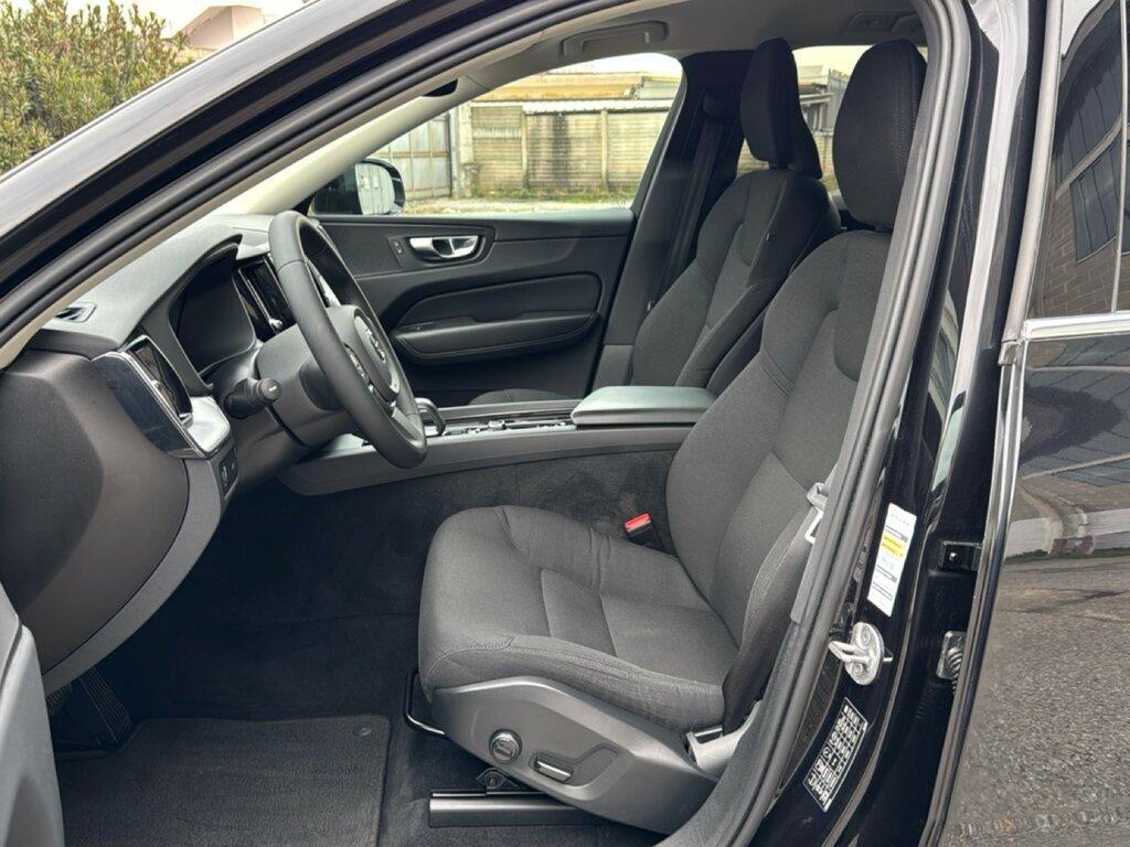 Volvo XC60 2.0 B4 Momentum Pro AWD Auto