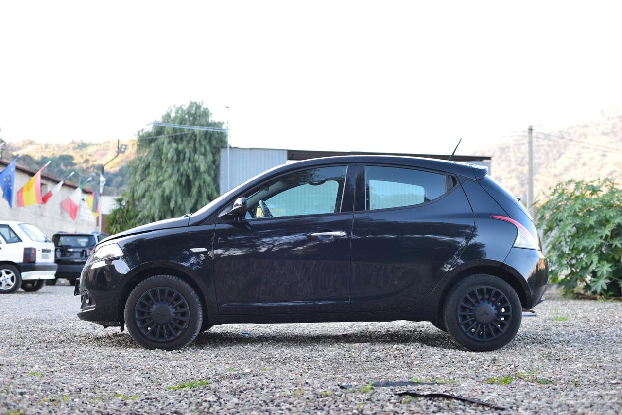 Lancia Ypsilon 1.0 FireFly 5 porte S&S Hybrid Silver