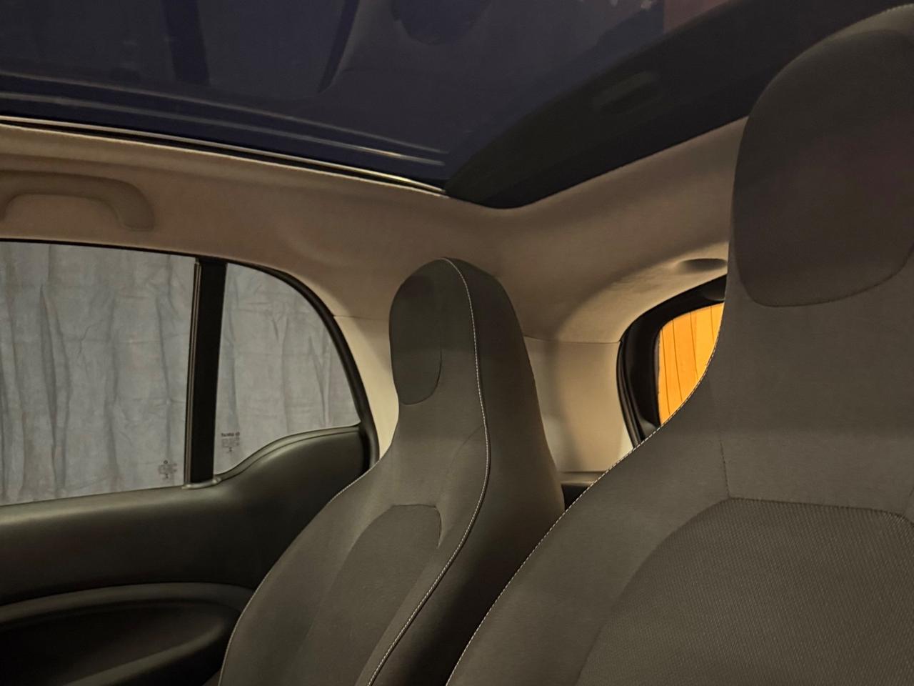 BELLISSIMA SMART FORTWO ADATTA A NEOPATENTATI CON TETTO PANORAMICO CON SOLI 69.625 KM