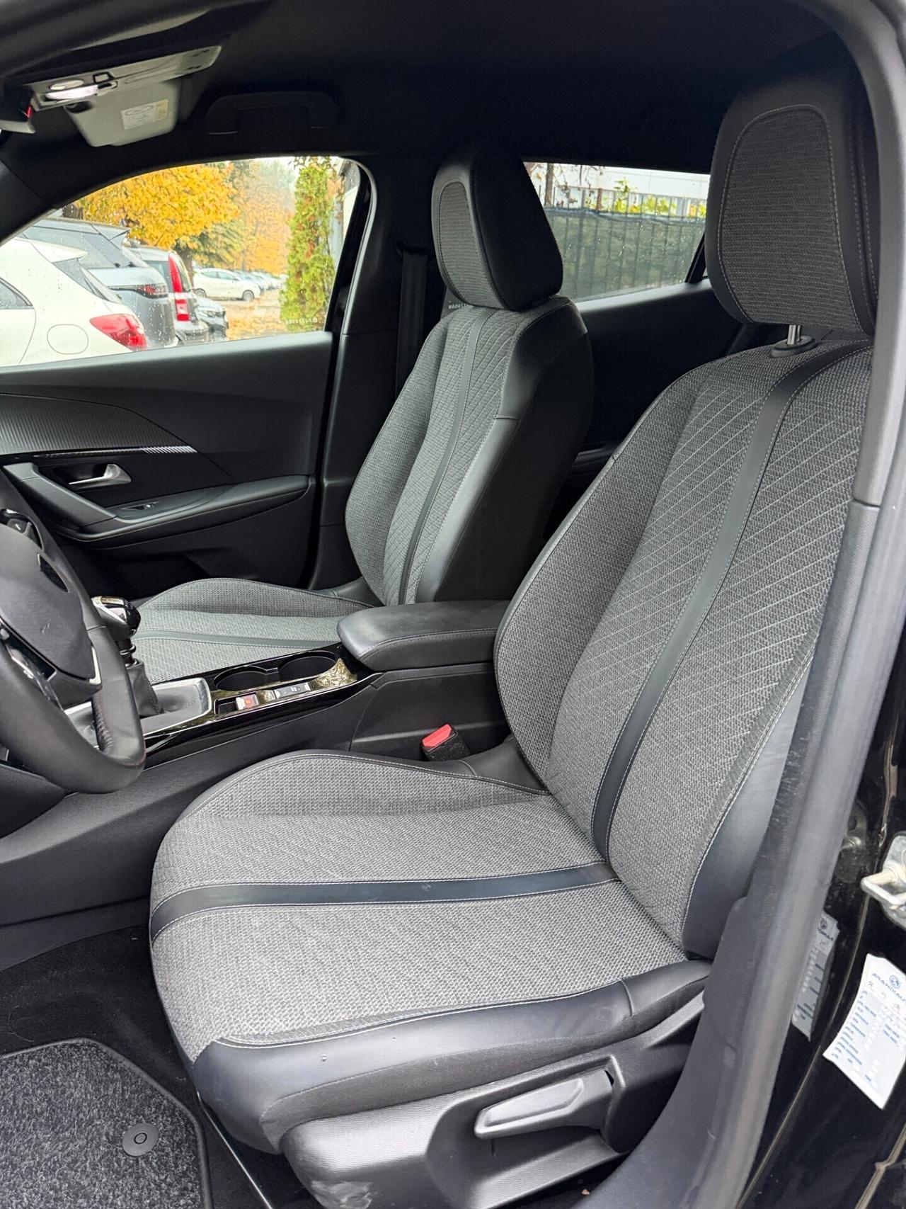 Peugeot 2008 PureTech 100 S&S Allure Black Edition