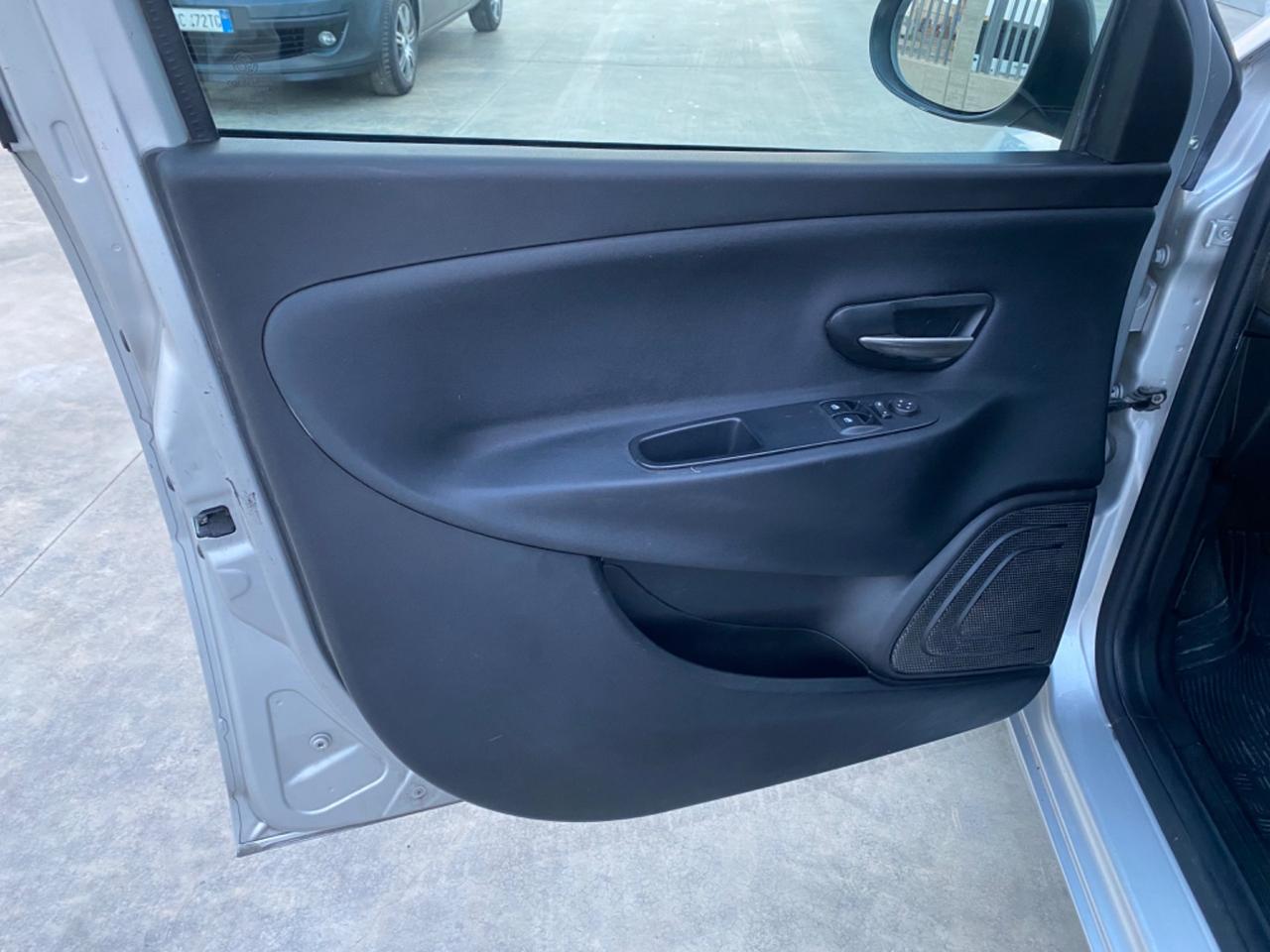 Lancia Ypsilon 1.2 69 CV 5 porte Silver