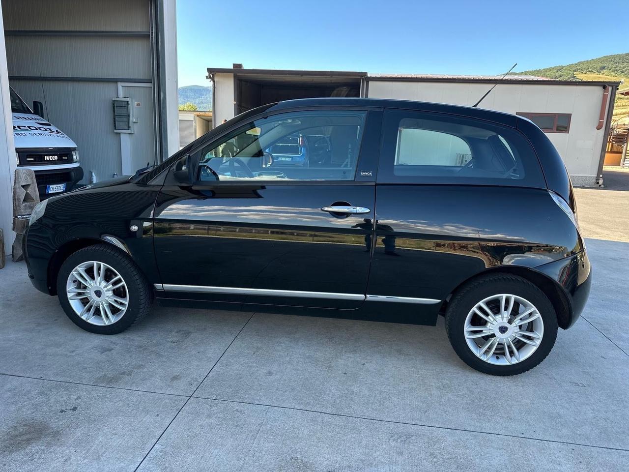Lancia Ypsilon 1.3 MJT 75 CV Unyca
