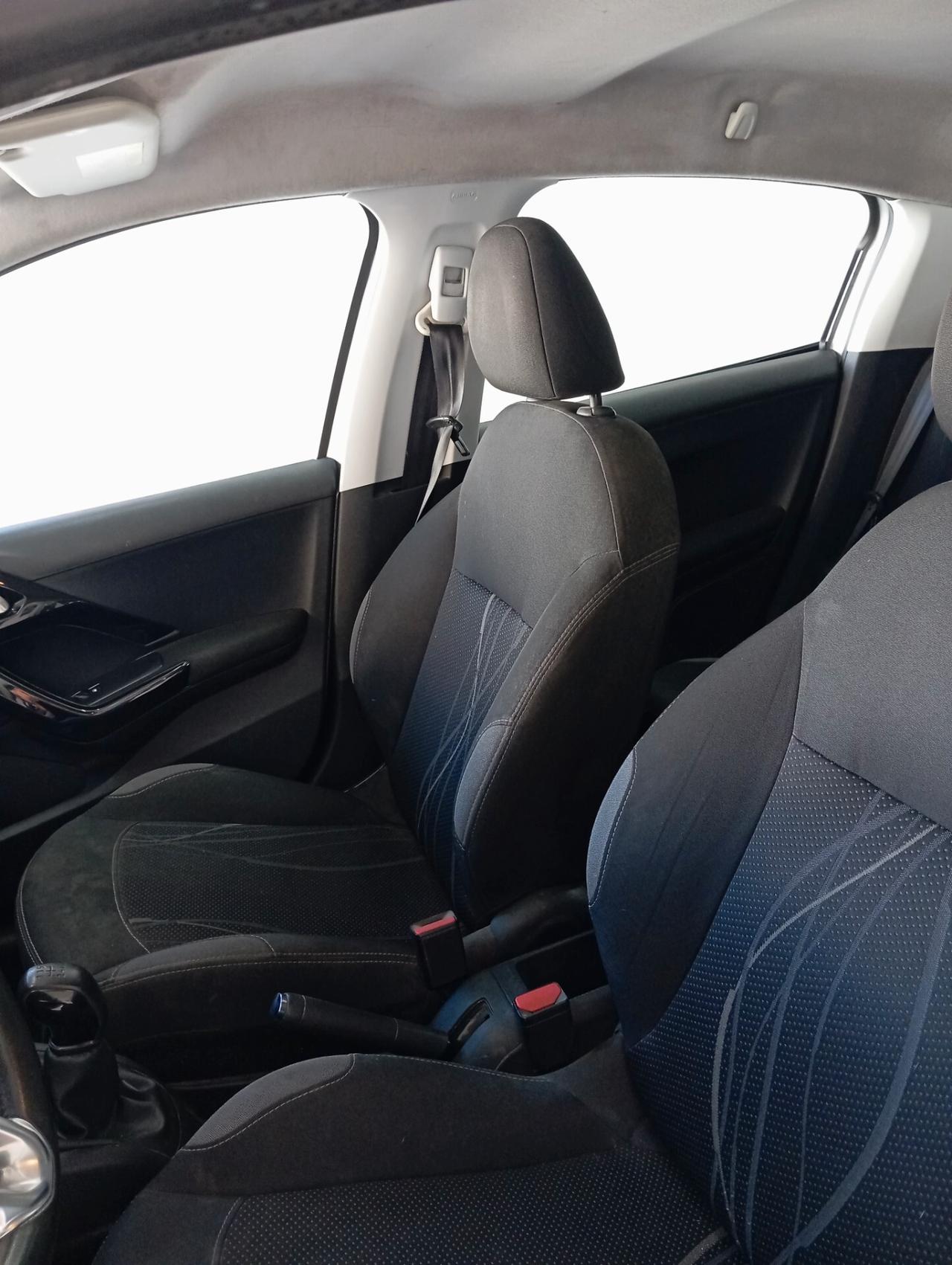 Peugeot 208 1.4 diesel 2015 CON GARANZIA