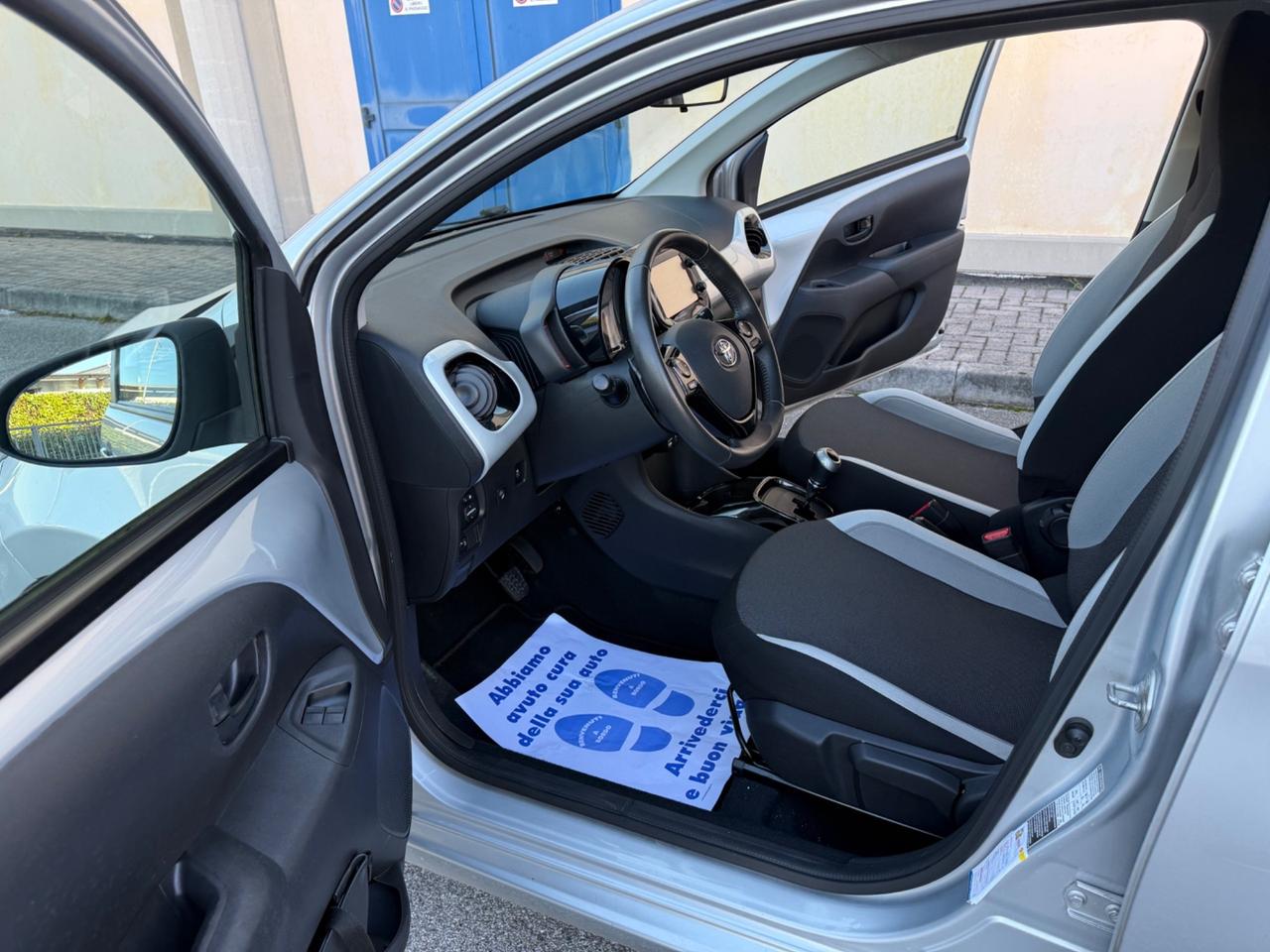 Toyota Aygo 1.0 VVT-i 69 CV 5 porte x-play MMT