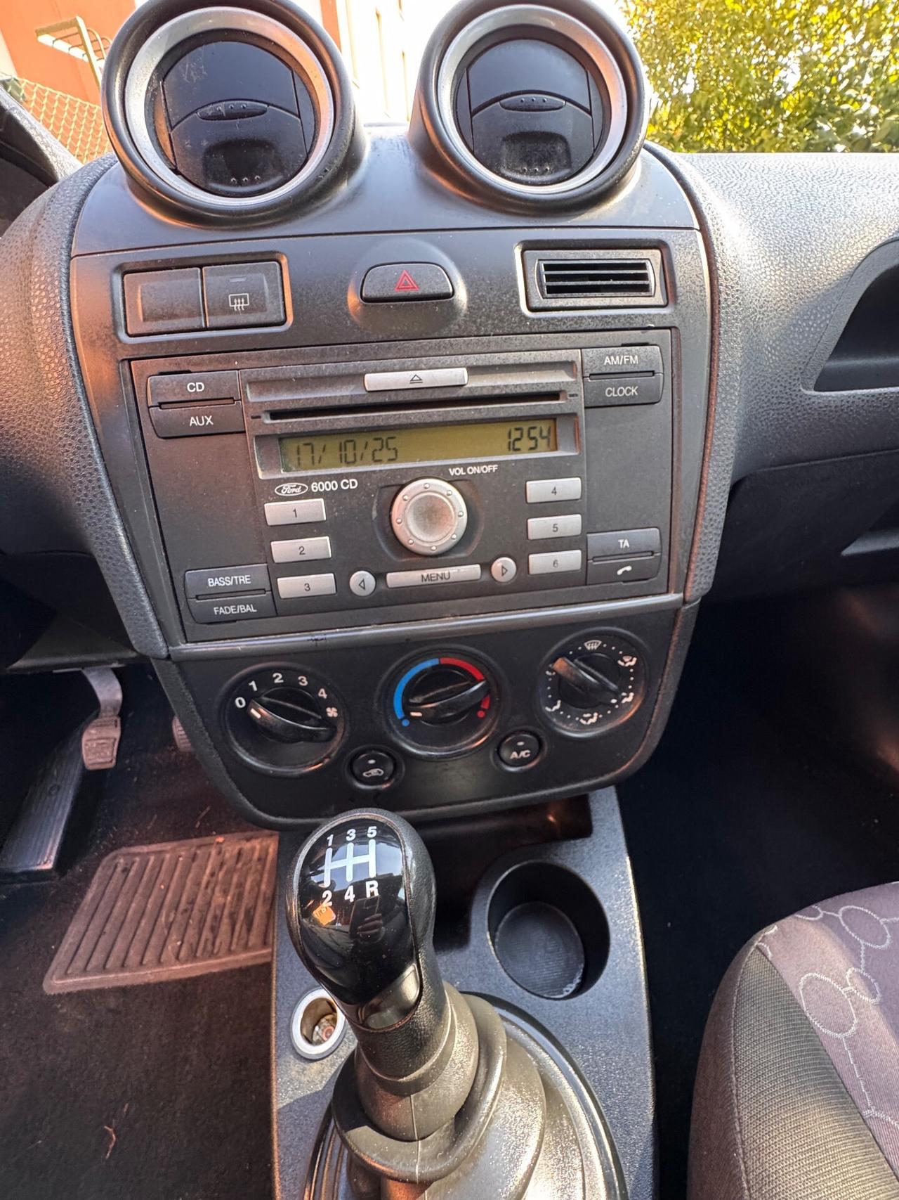 Ford Fiesta 1.4 16V 5p. Ghia