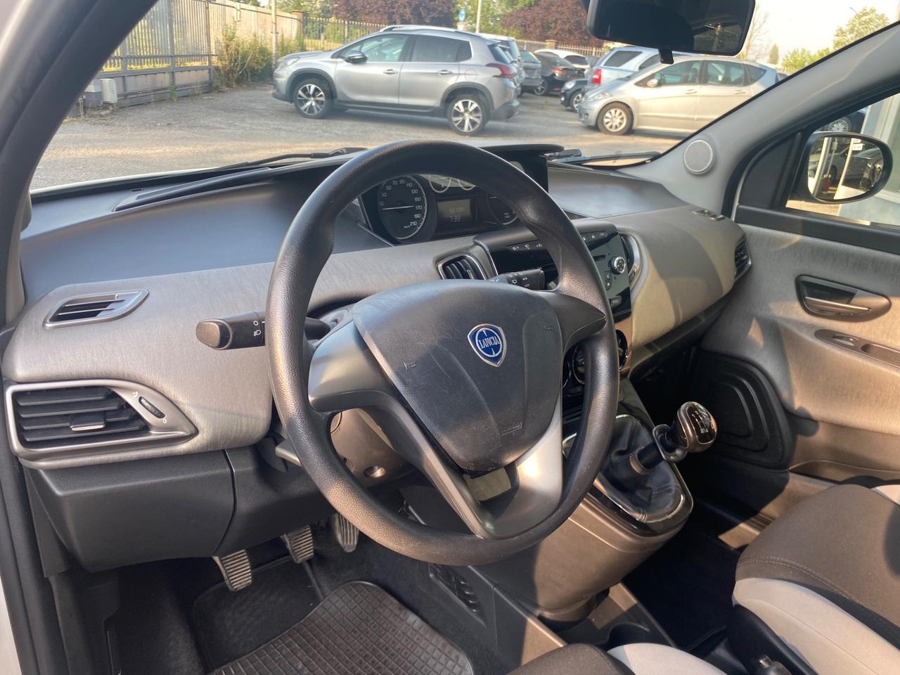 Lancia Ypsilon 0.9 TwinAir 85 CV 5 porte Metano Ecochic Silver